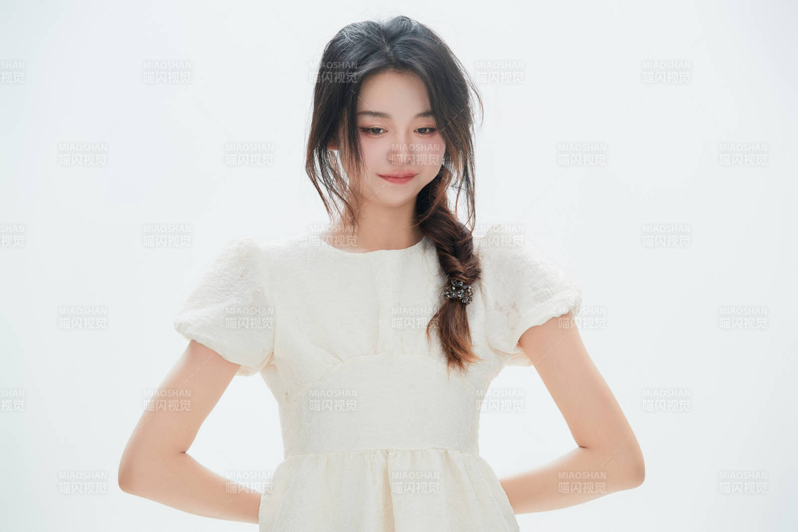 白色背景里的中國(guó)女性大學(xué)生