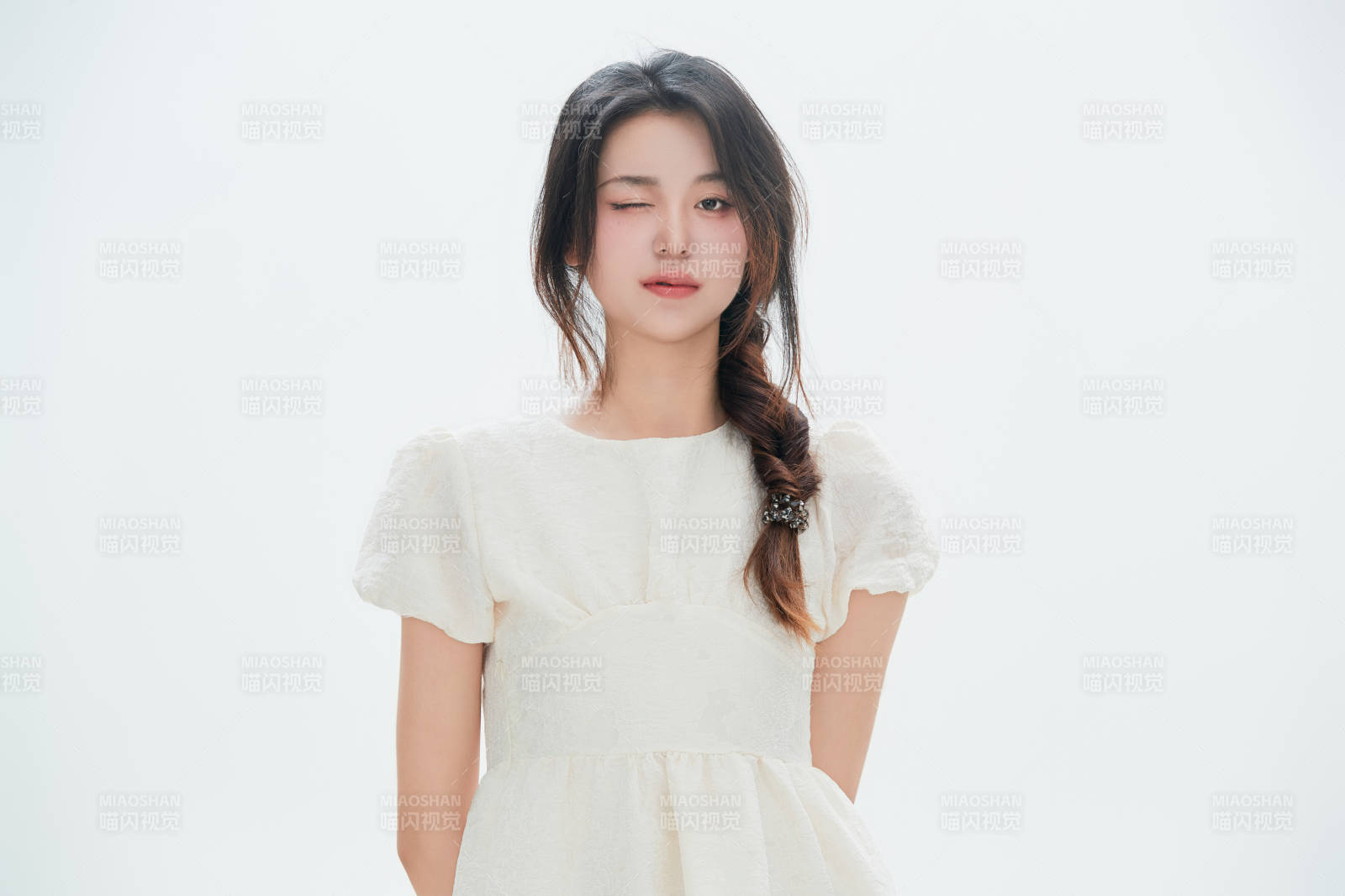 白色背景里的中國女性大學生