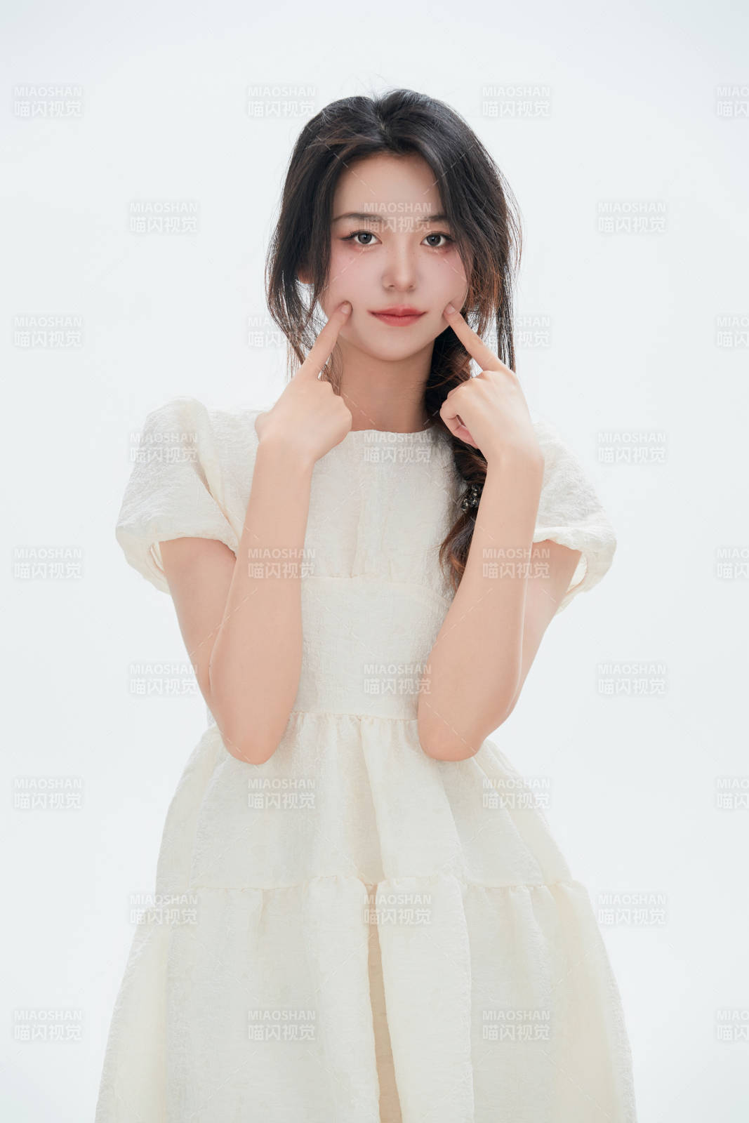 白色背景里的中國女性大學生