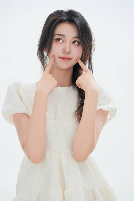 白色背景里的中国女性大学生