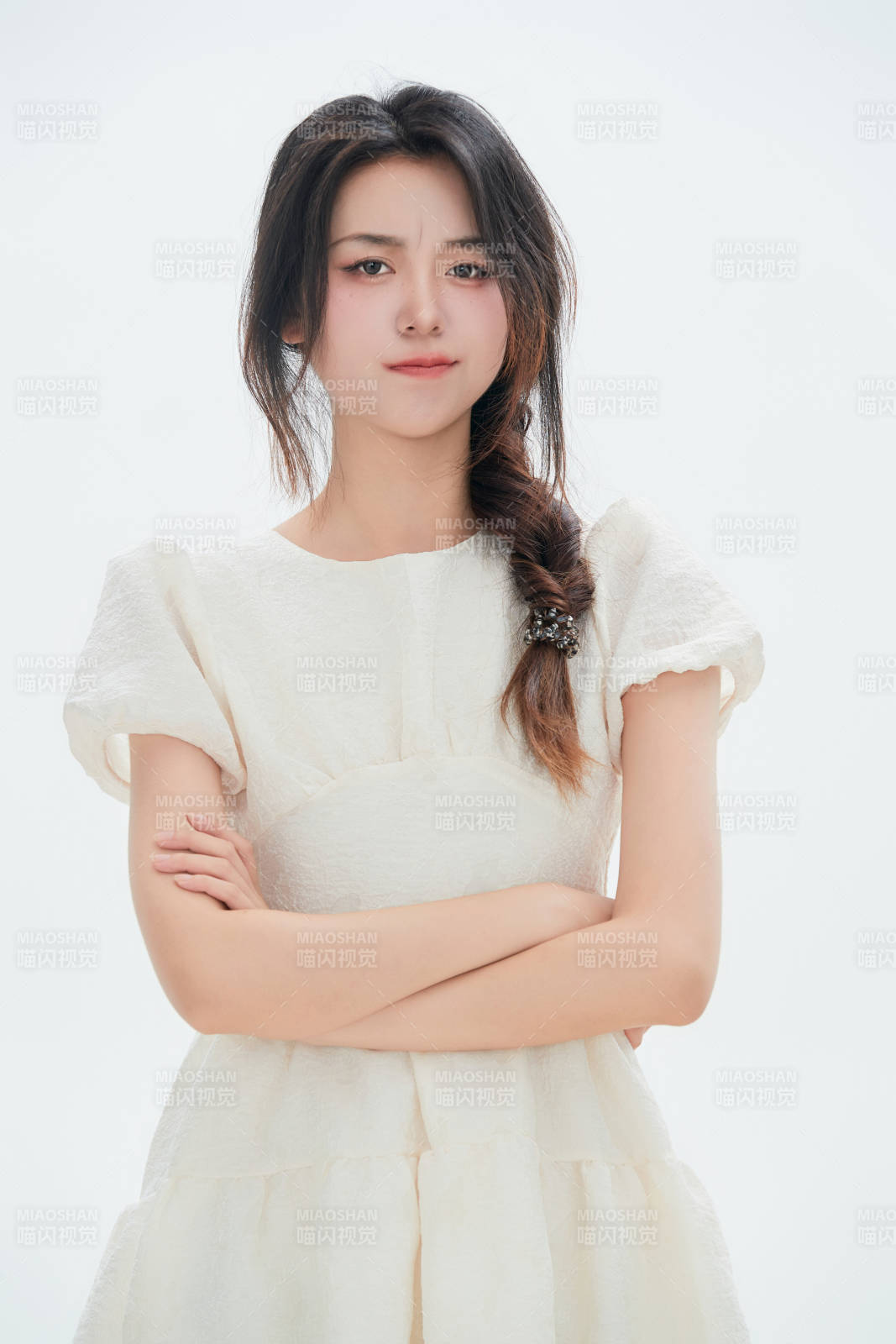 白色背景里的中国女性大学生