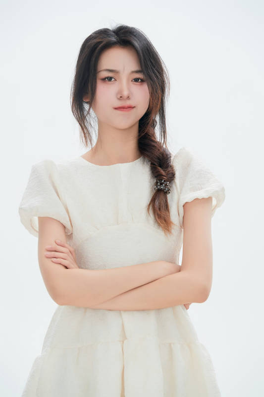 白色背景里的中国女性大学生