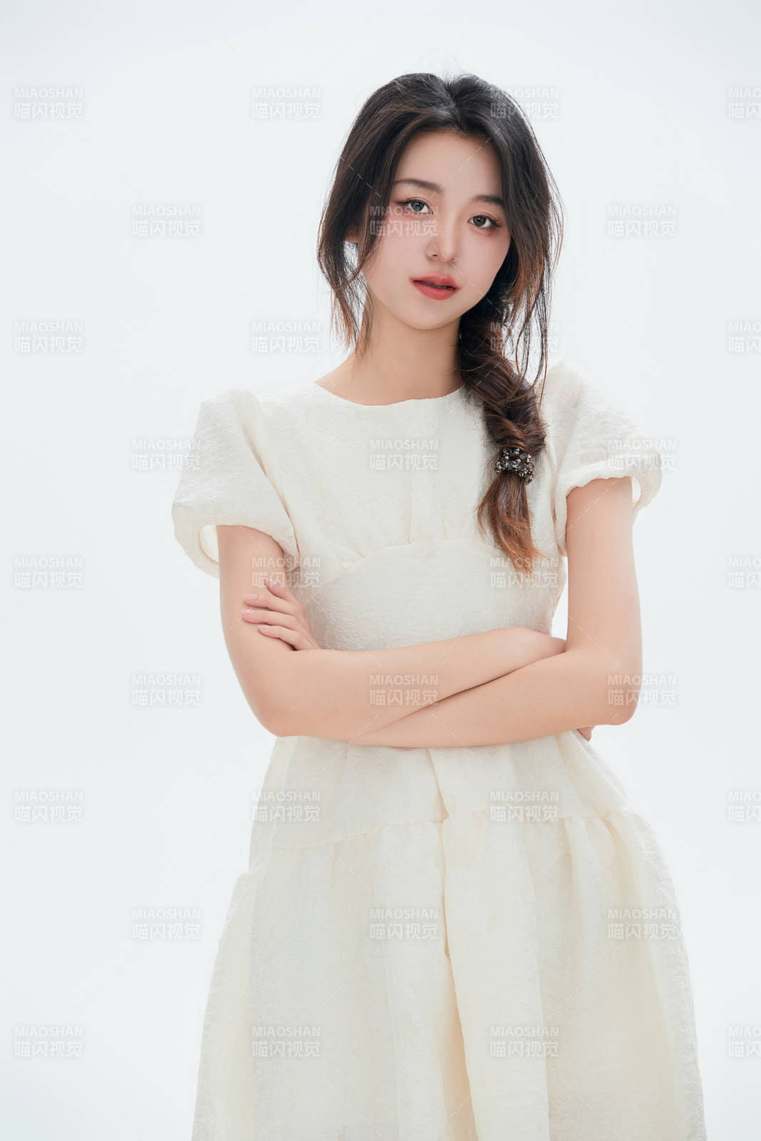 白色背景里的中国女性大学生