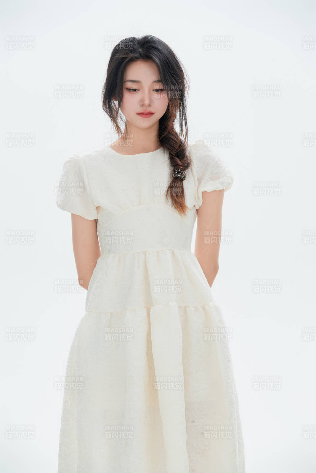 白色背景里的中國女性大學生