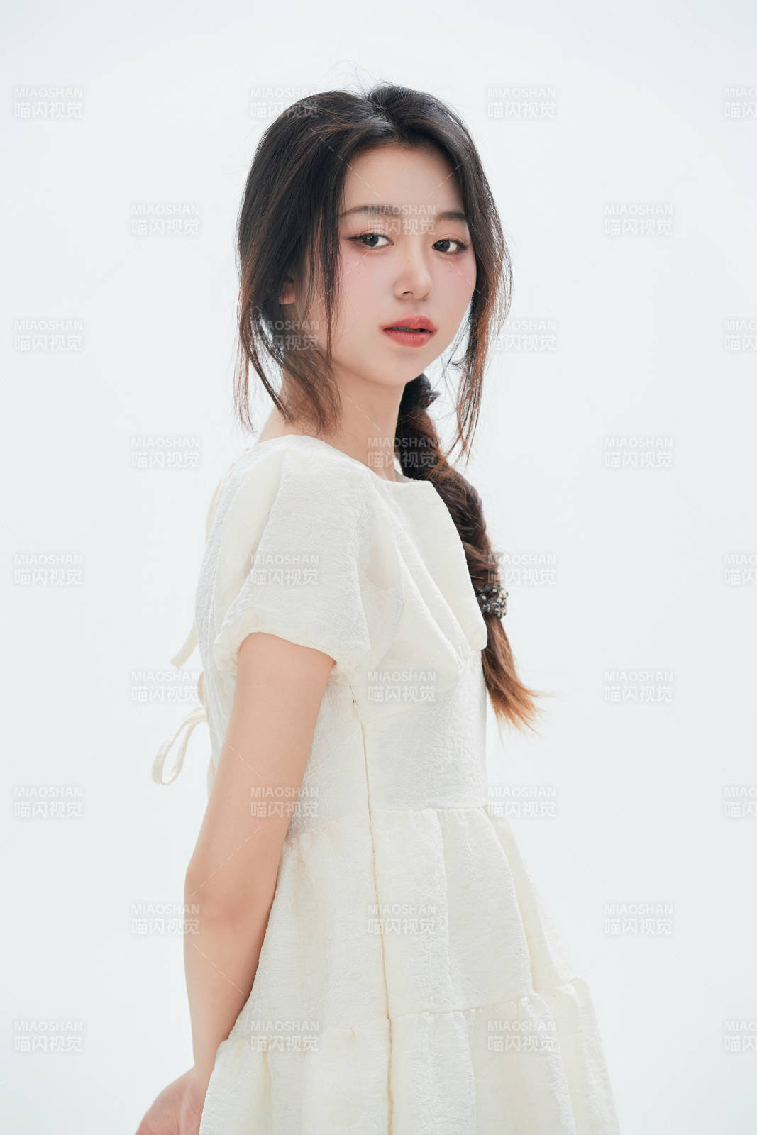 白色背景里的中國(guó)女性大學(xué)生