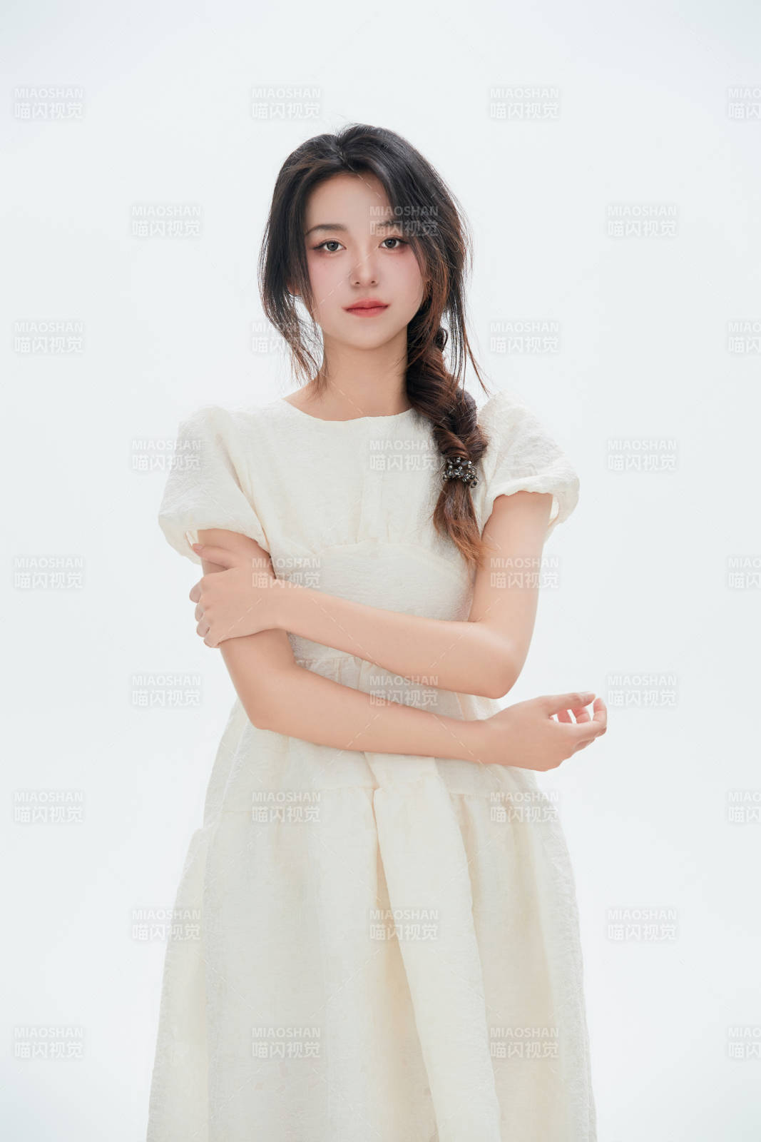 白色背景里的中國女性大學生