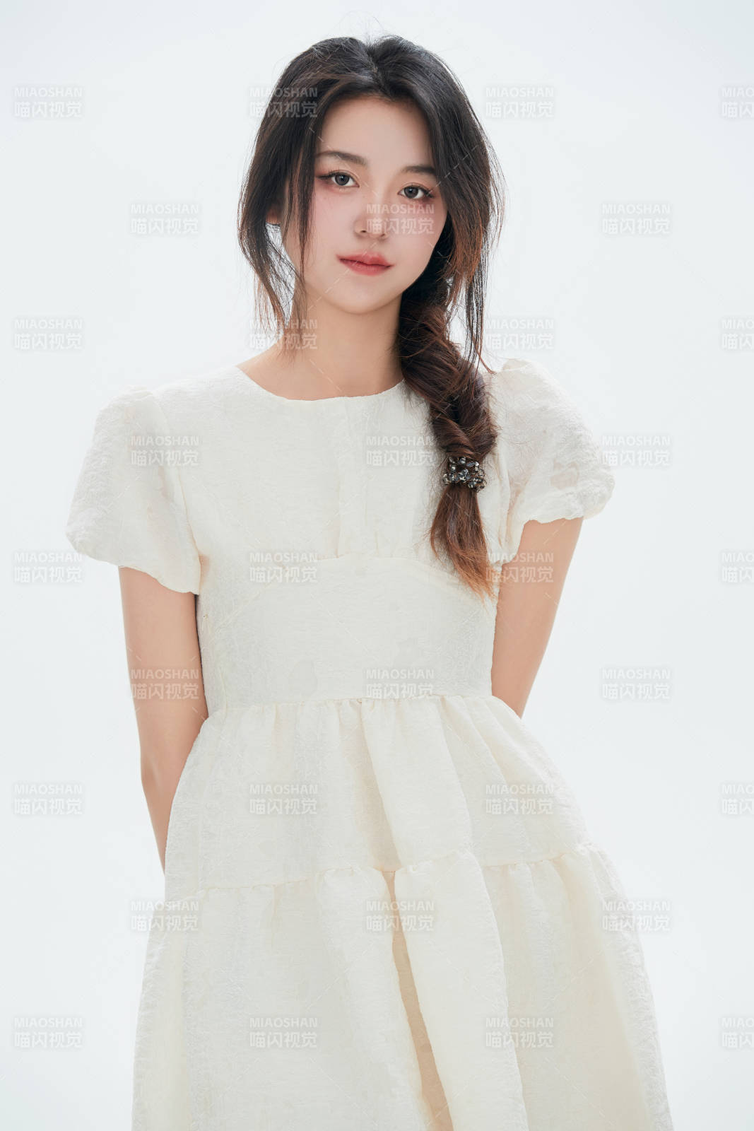 白色背景里的中國女性大學生