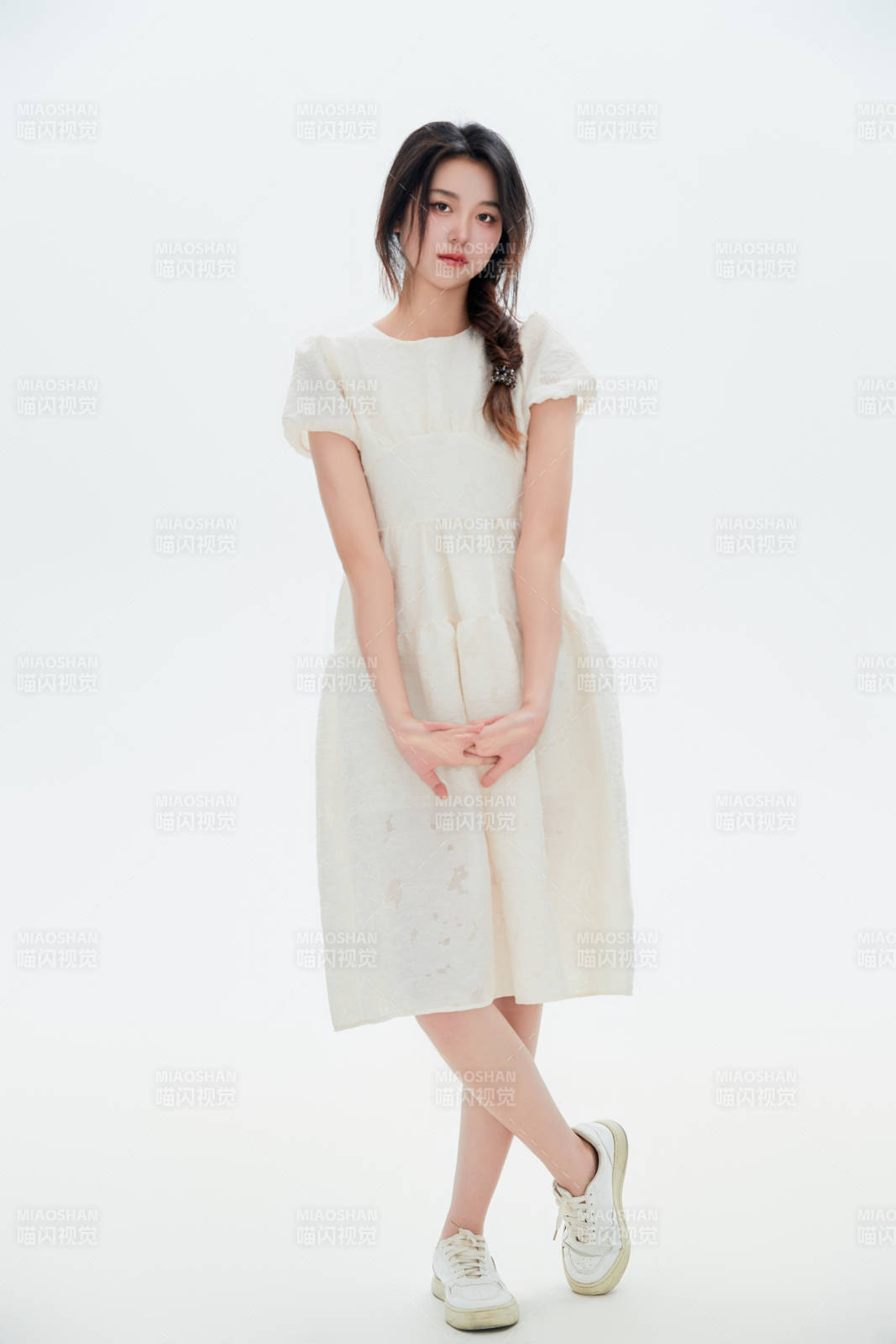 白色背景里的中國女性大學生