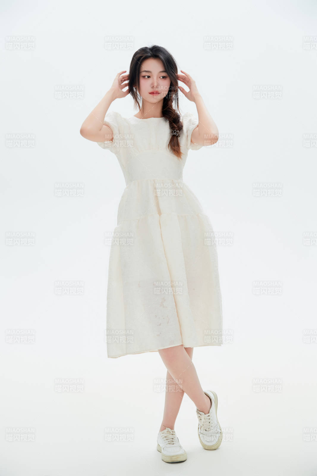 白色背景里的中國女性大學生