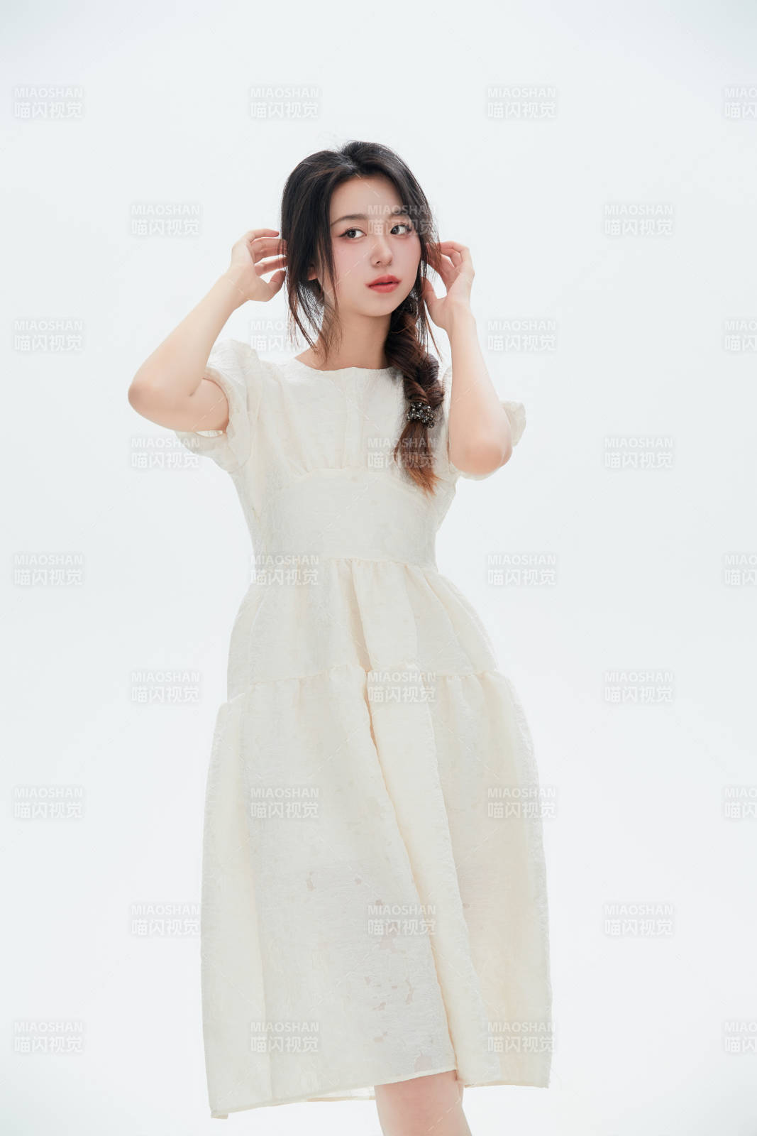 白色背景里的中國女性大學生