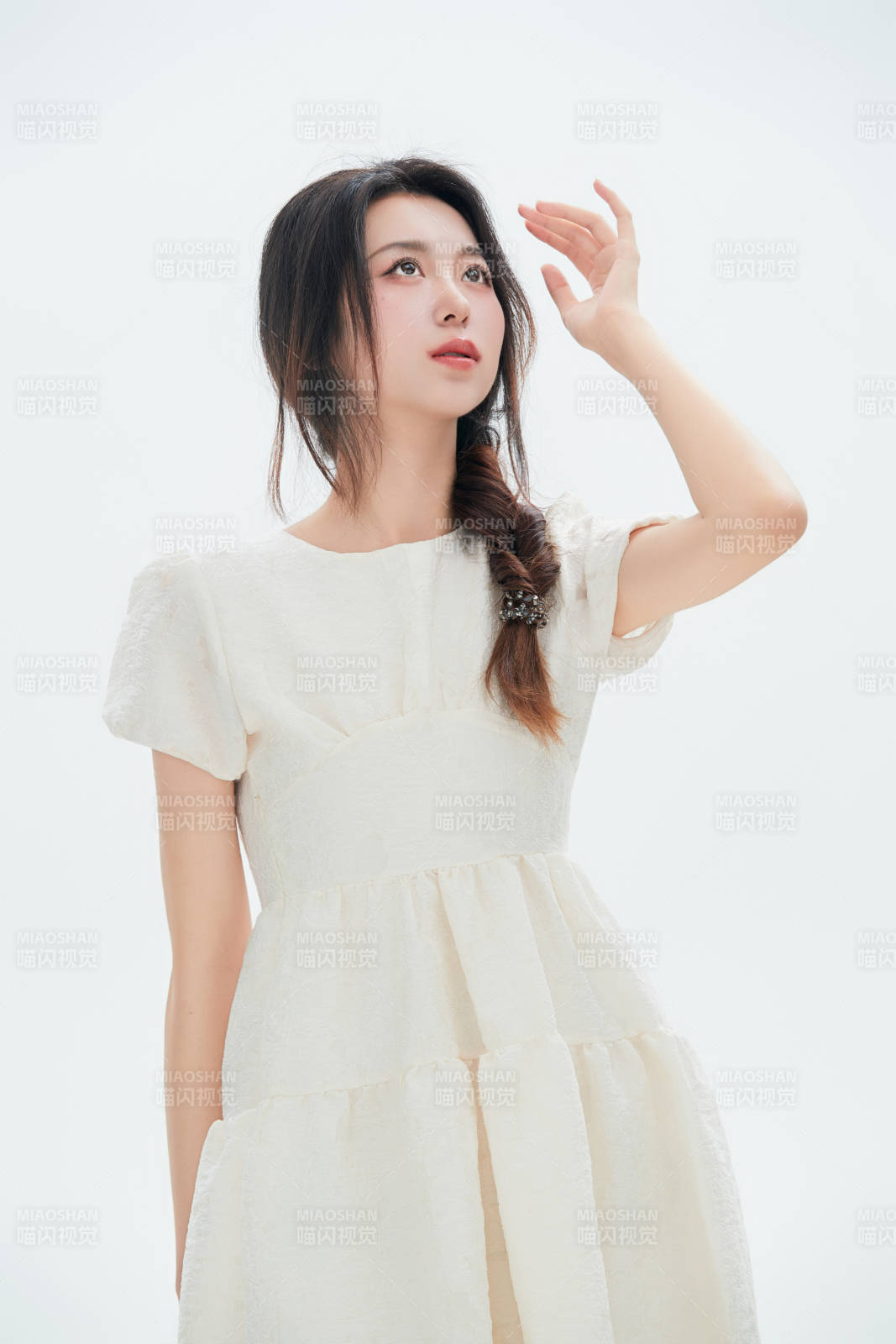 白色背景里的中國女性大學生