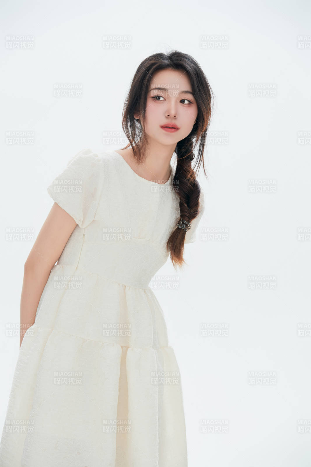 白色背景里的中國女性大學生