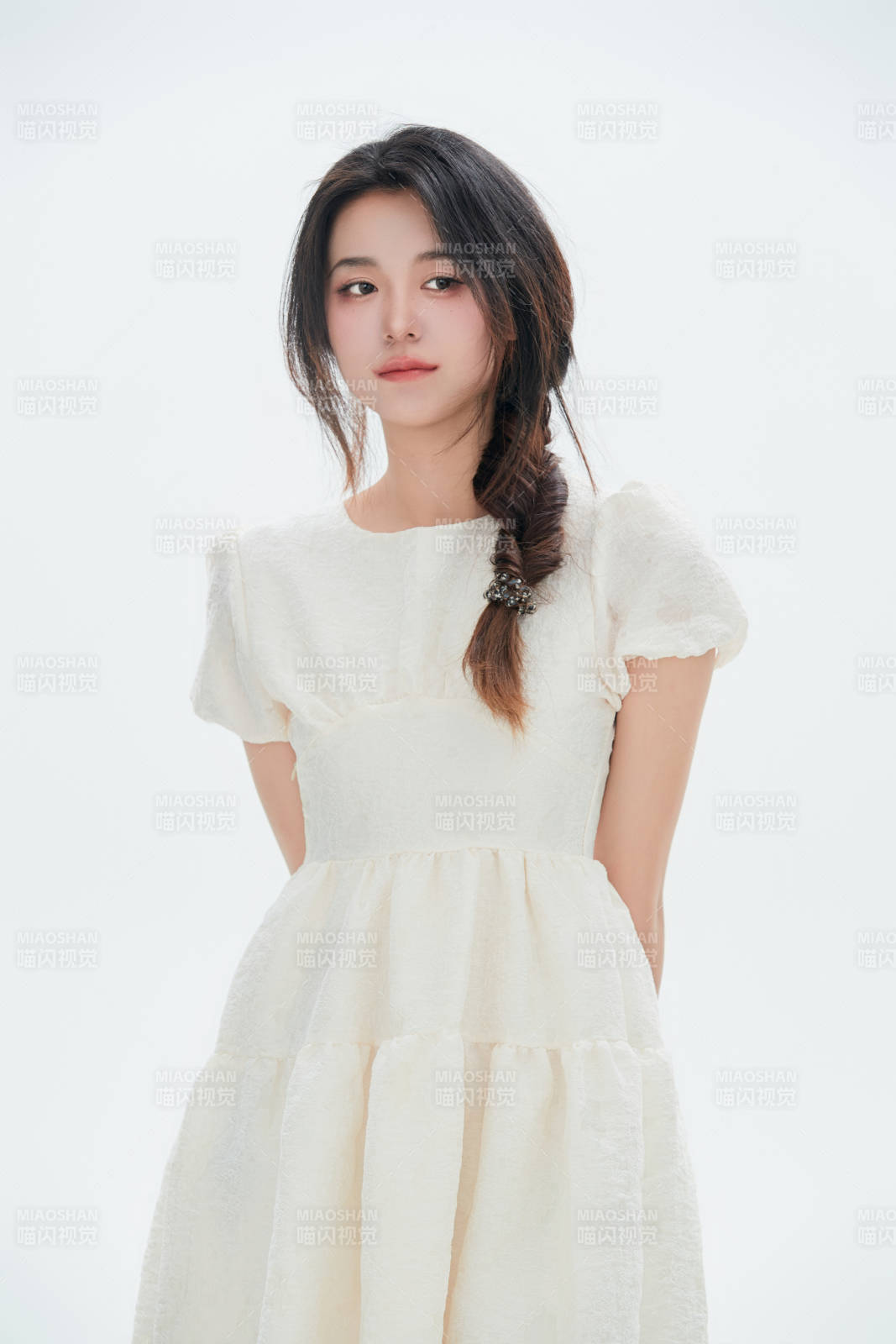 白色背景里的中國女性大學(xué)生