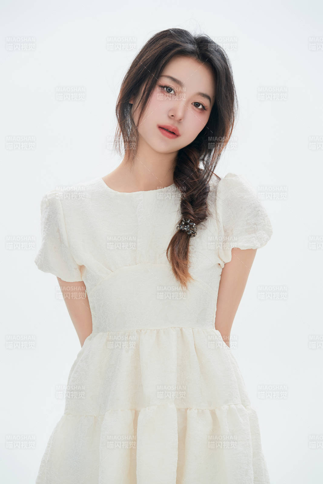 白色背景里的中國(guó)女性大學(xué)生