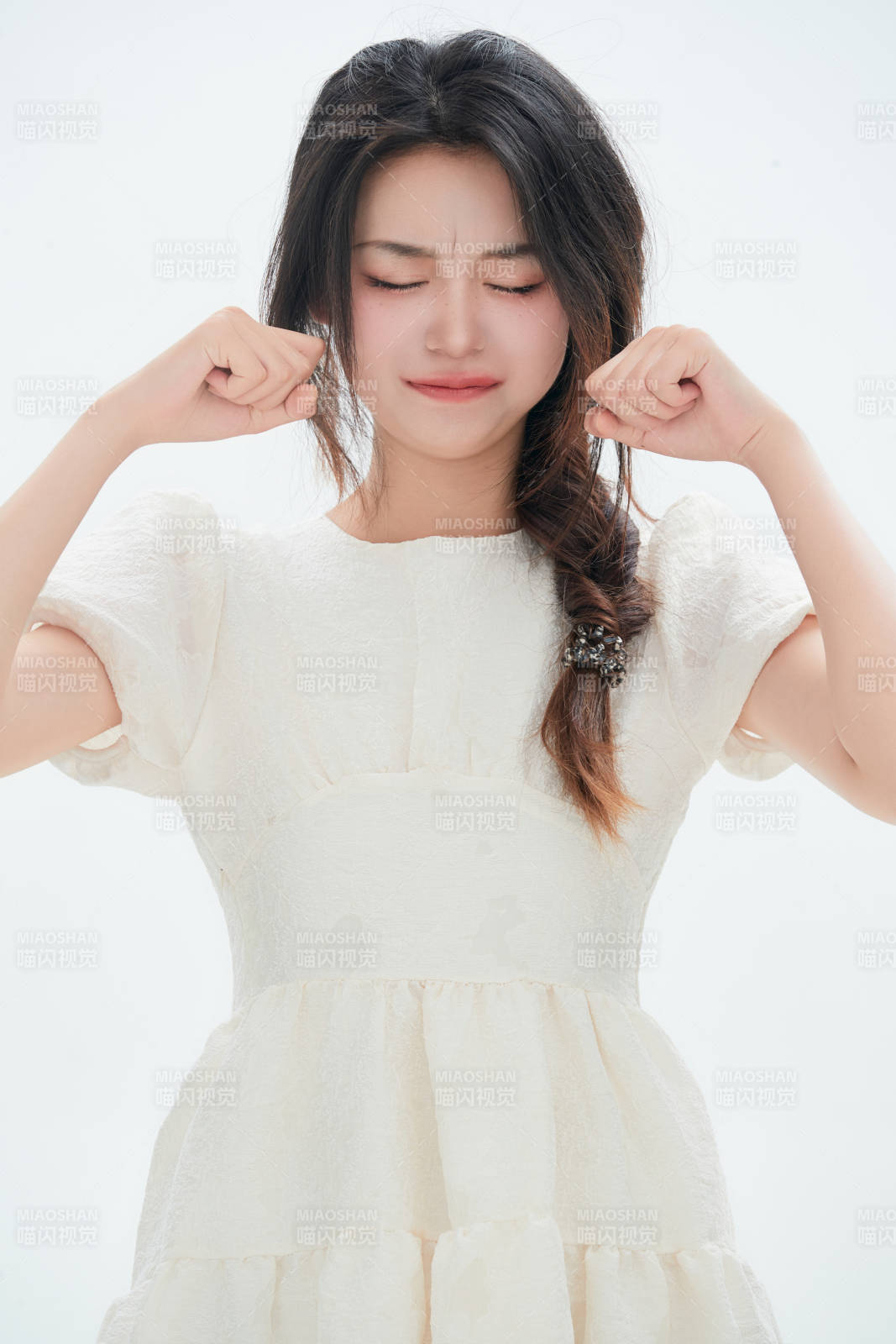 白色背景里的中國女性大學生