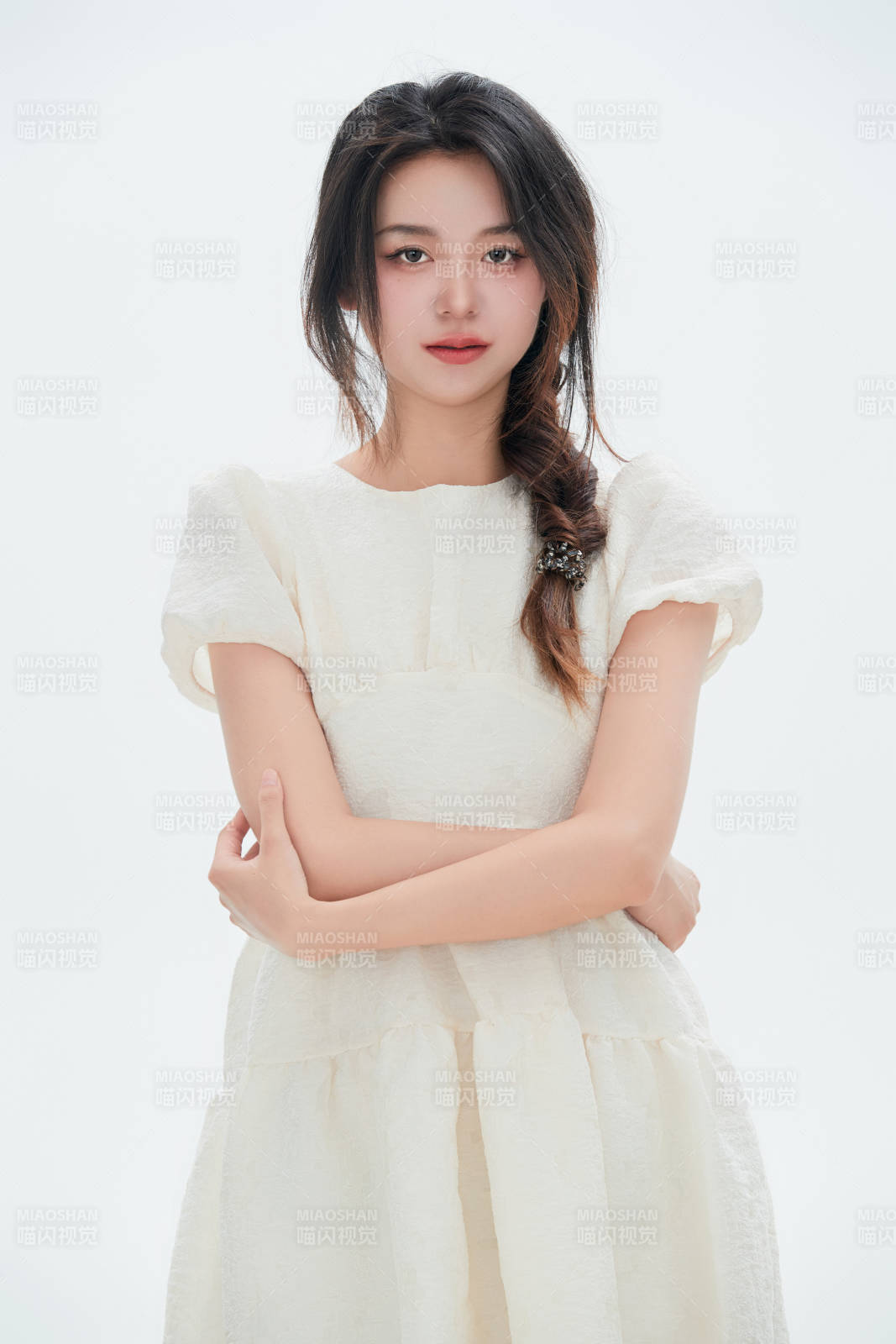 白色背景里的中國(guó)女性大學(xué)生