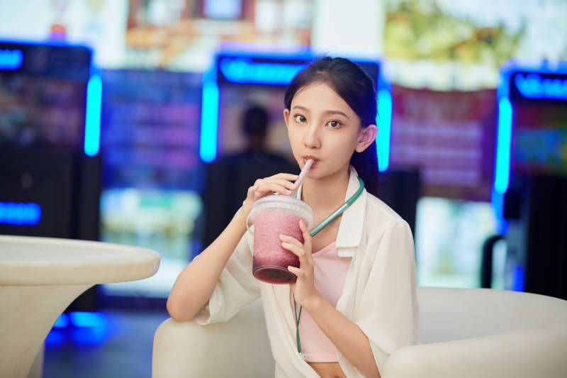 假日悠闲逛商场的中国少女