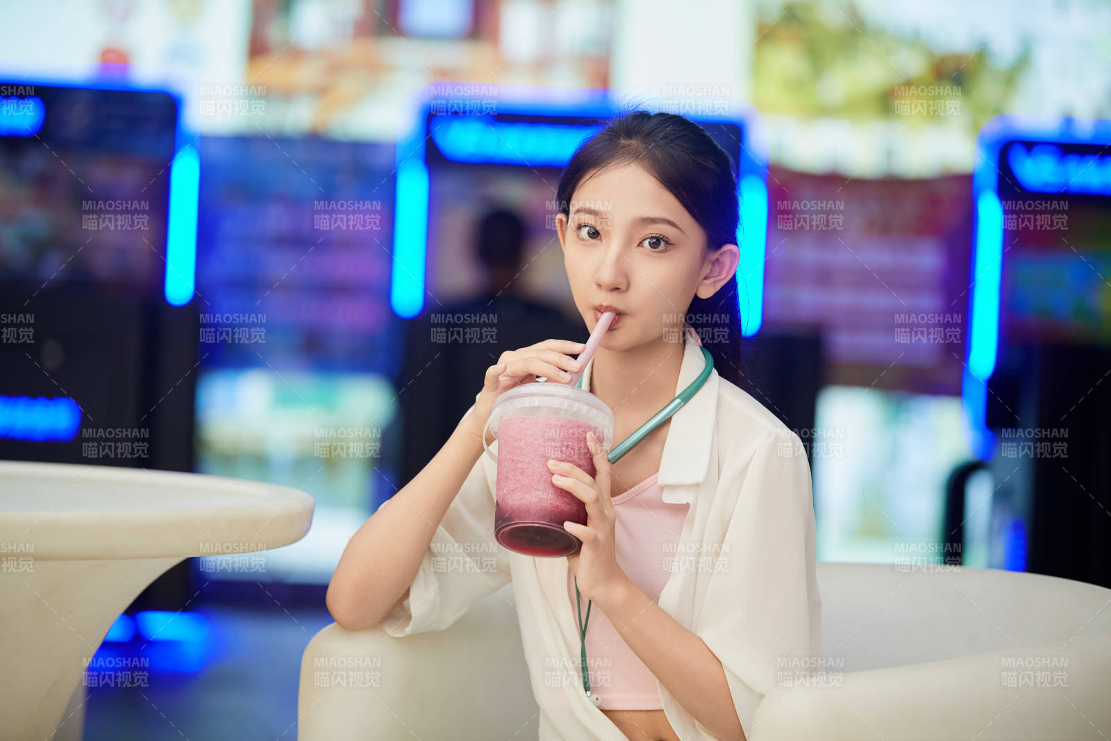 假日悠闲逛商场的中国少女