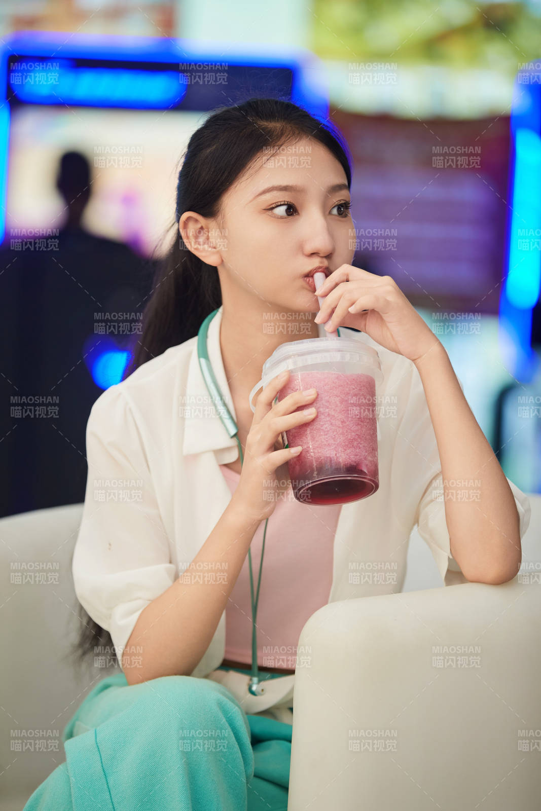 假日悠閑逛商場的中國少女