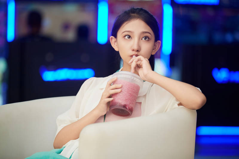 假日悠闲逛商场的中国少女