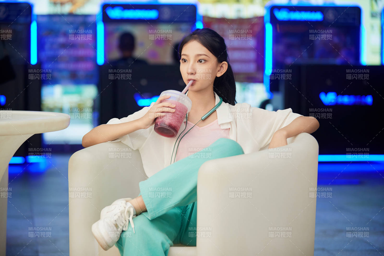 假日悠閑逛商場(chǎng)的中國少女