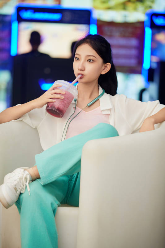 假日悠闲逛商场的中国少女