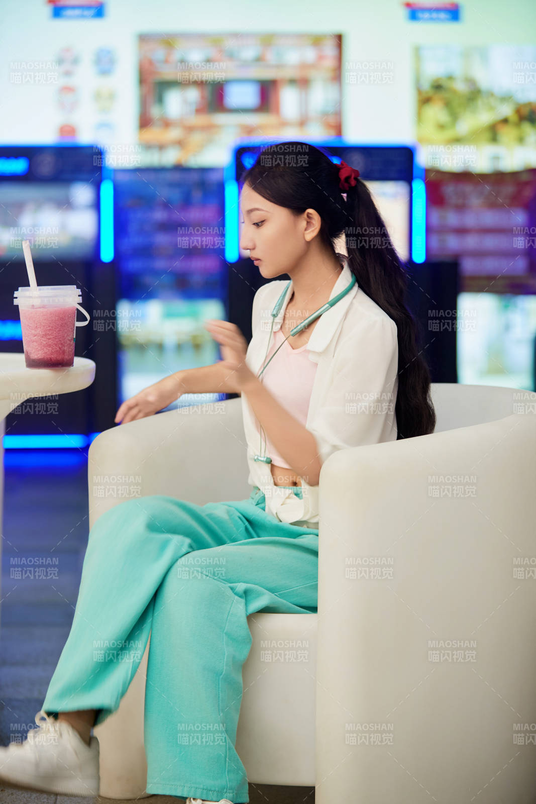 假日悠閑逛商場(chǎng)的中國(guó)少女