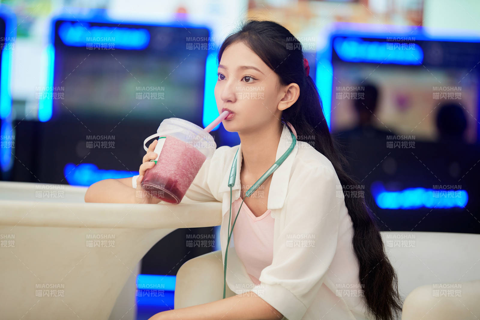 假日悠闲逛商场的中国少女