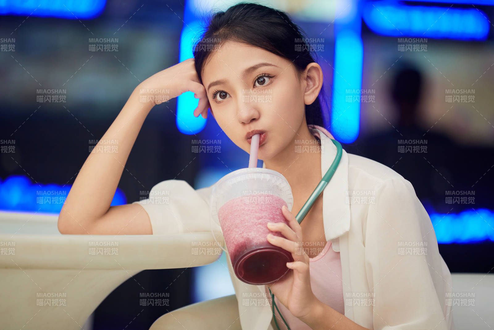 假日悠閑逛商場的中國少女