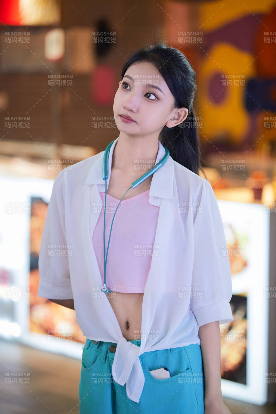 假日悠閑逛商場的中國少女