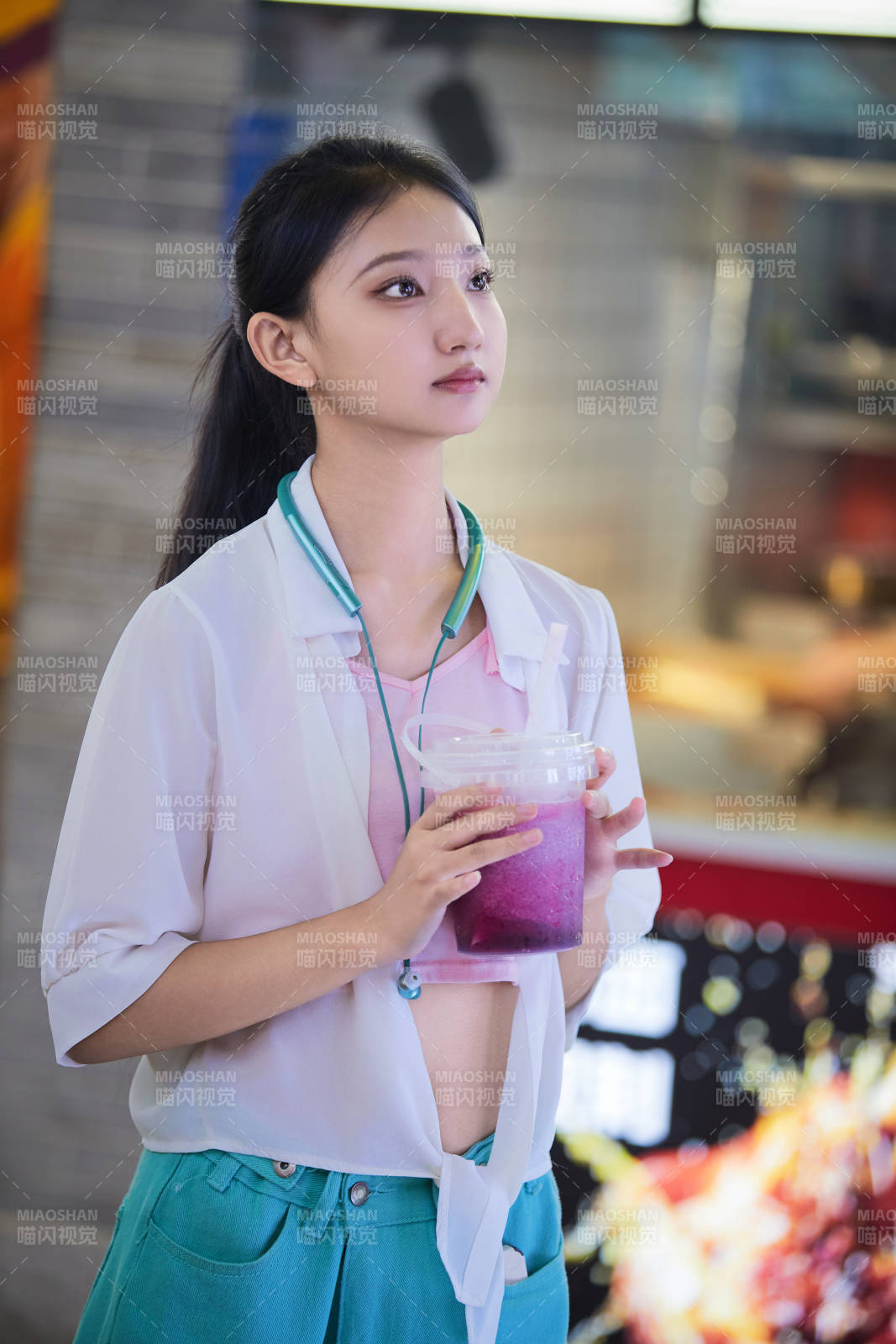 假日悠闲逛商场的中国少女