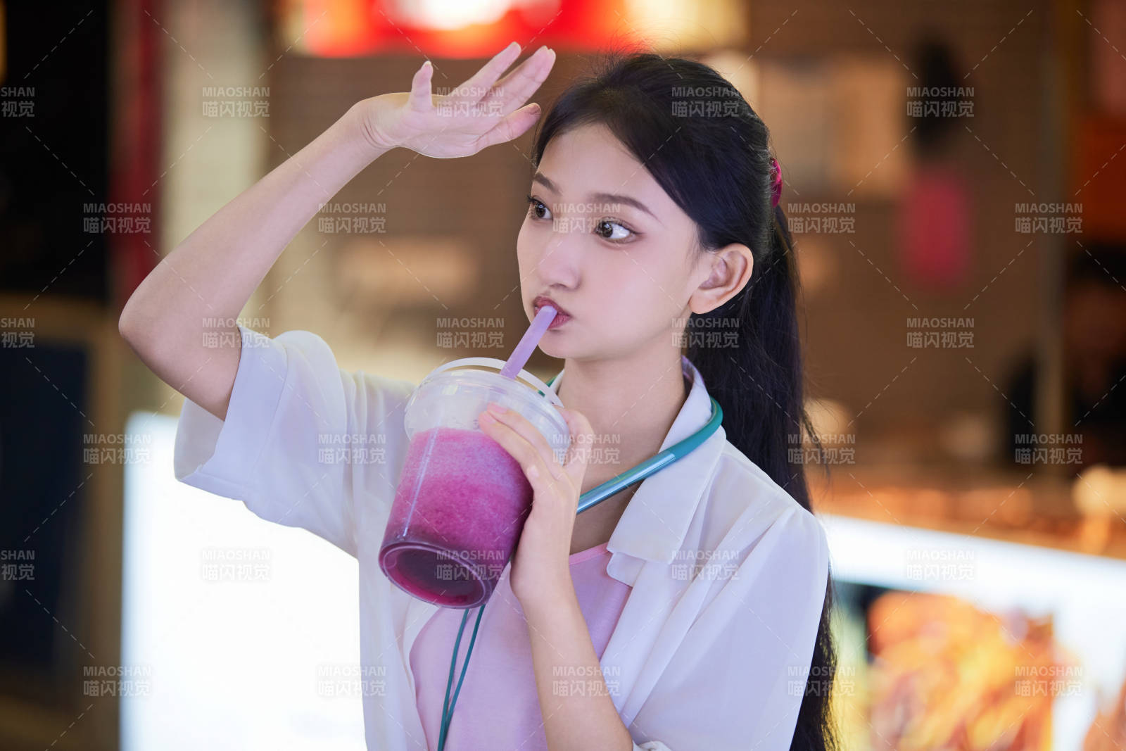 假日悠閑逛商場的中國少女