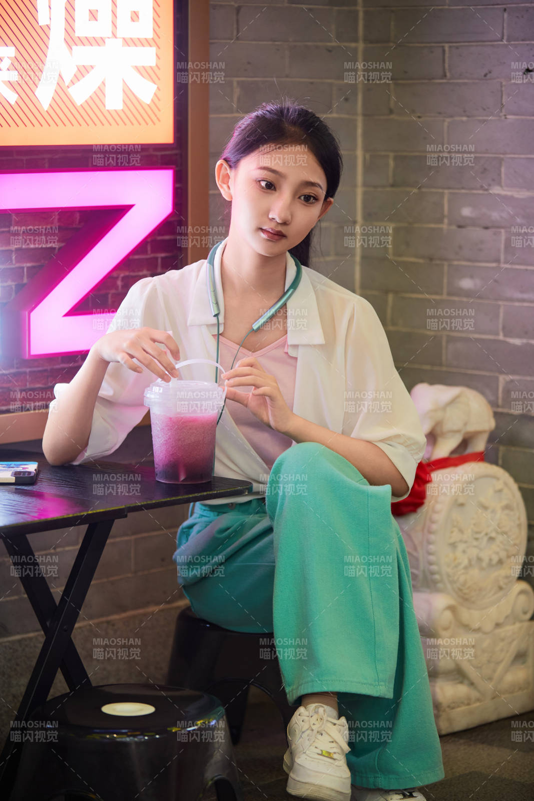 假日悠閑逛商場(chǎng)的中國(guó)少女