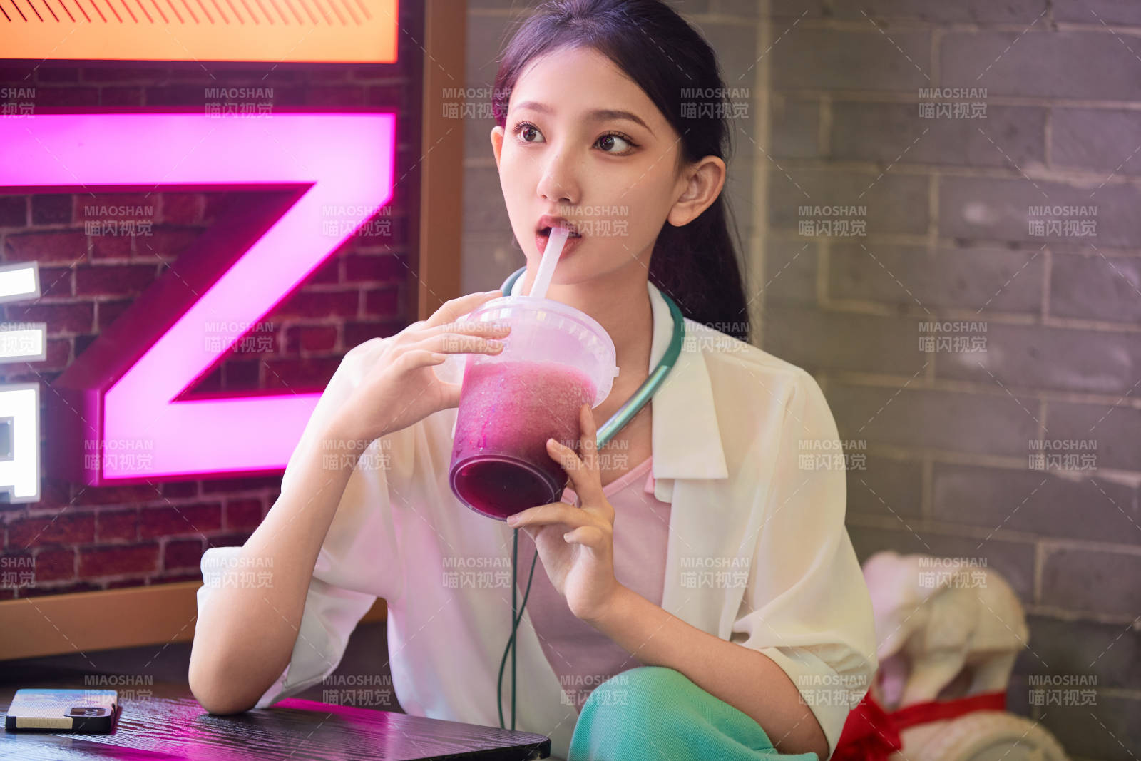 假日悠闲逛商场的中国少女