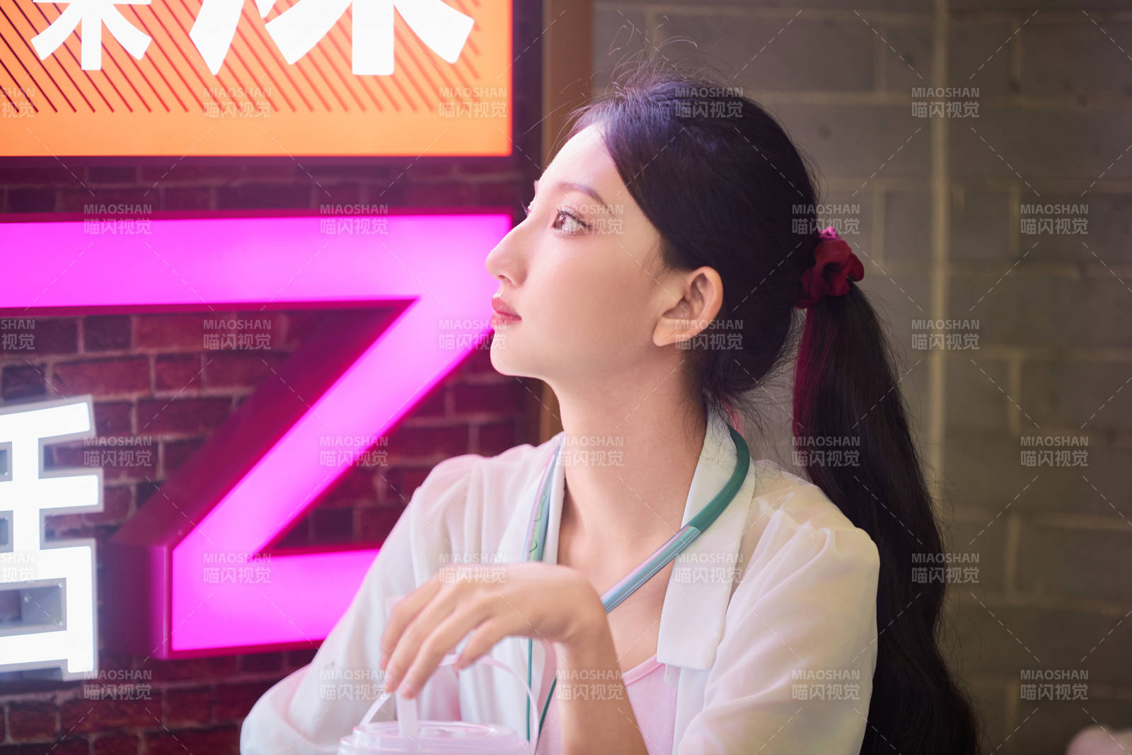 假日悠閑逛商場的中國少女