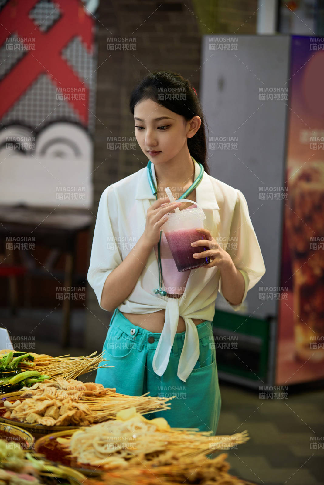 假日悠閑逛商場(chǎng)的中國(guó)少女