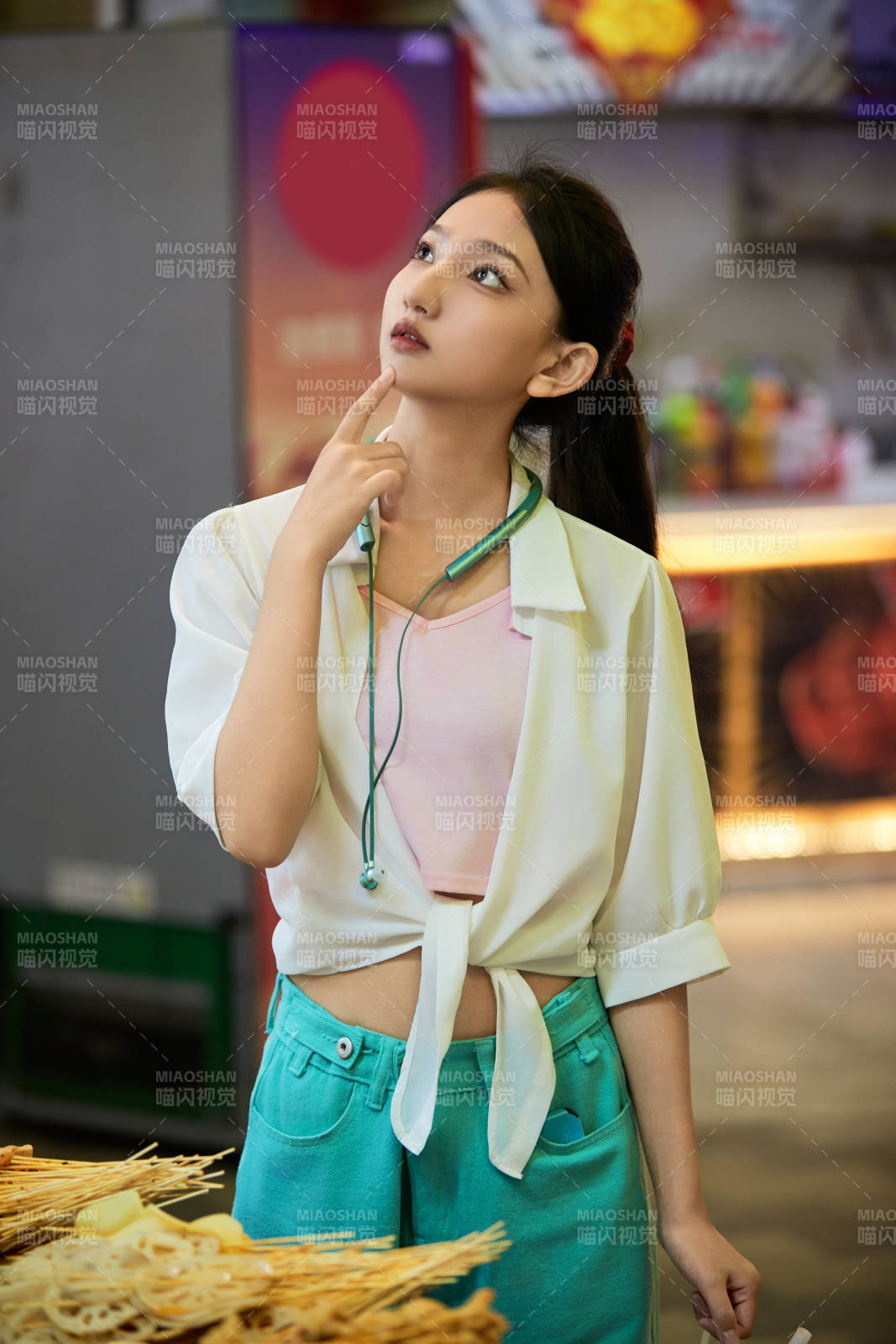 假日悠閑逛商場的中國少女