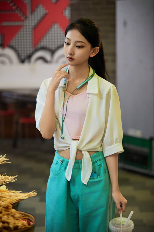 假日悠闲逛商场的中国少女