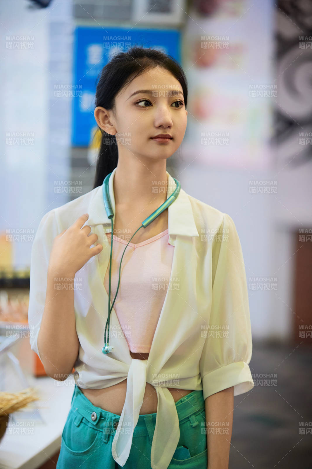 假日悠閑逛商場(chǎng)的中國(guó)少女