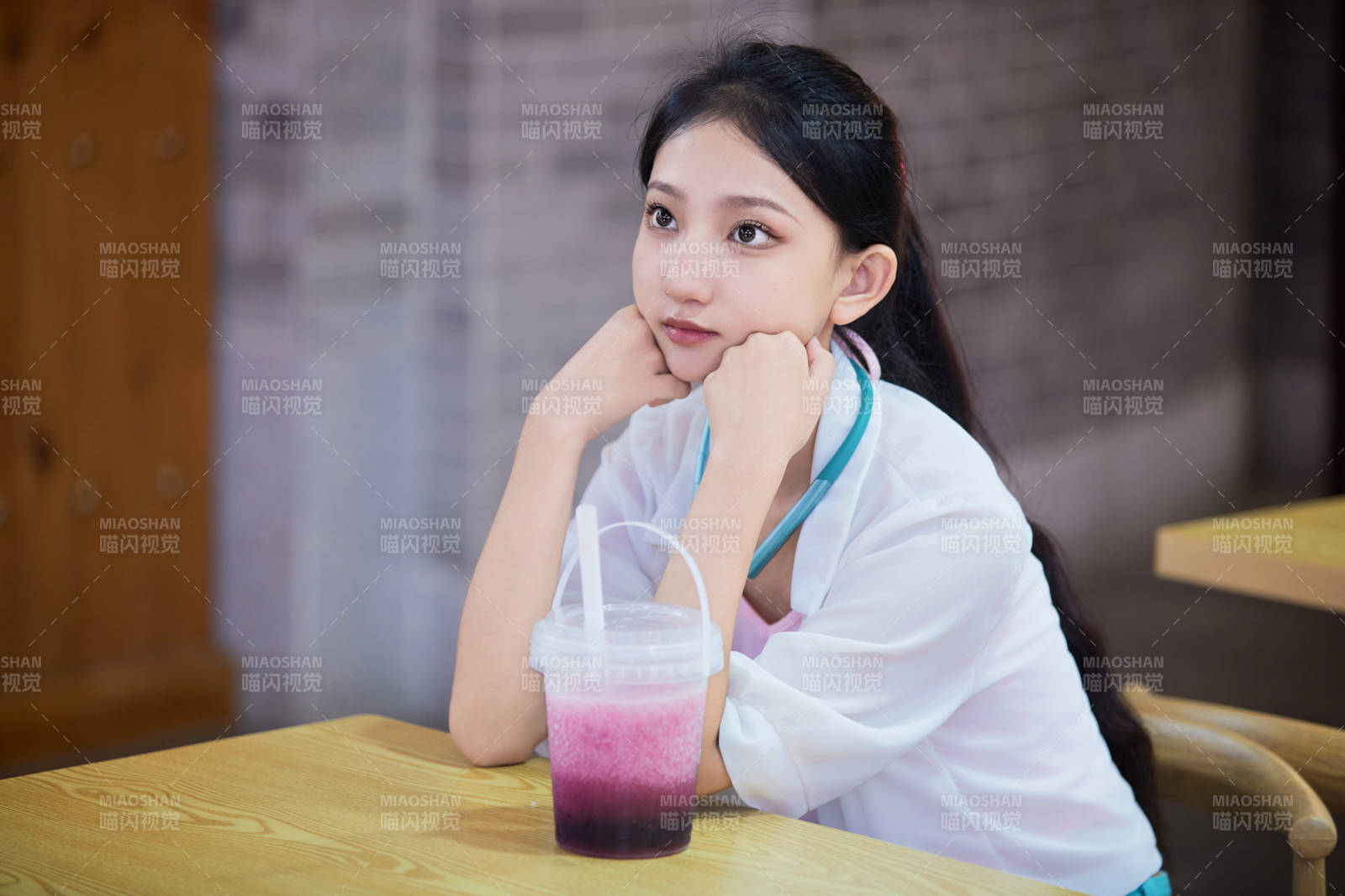 假日悠闲逛商场的中国少女