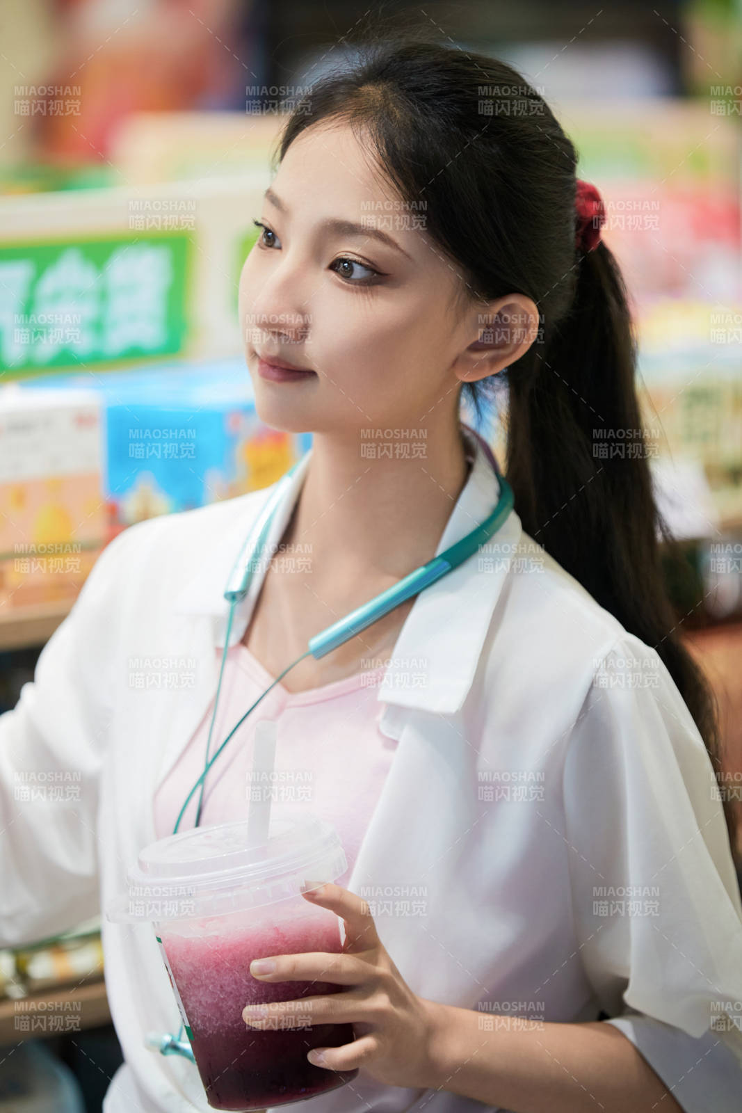 假日悠閑逛商場的中國少女