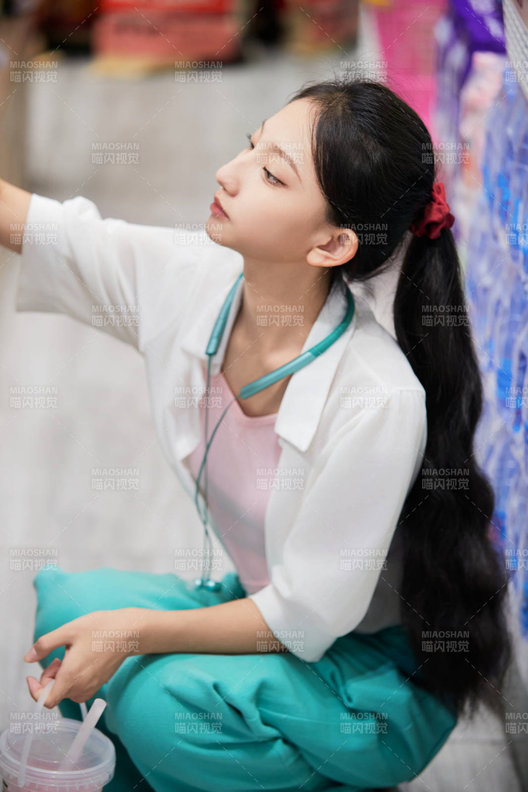 假日悠閑逛商場(chǎng)的中國少女