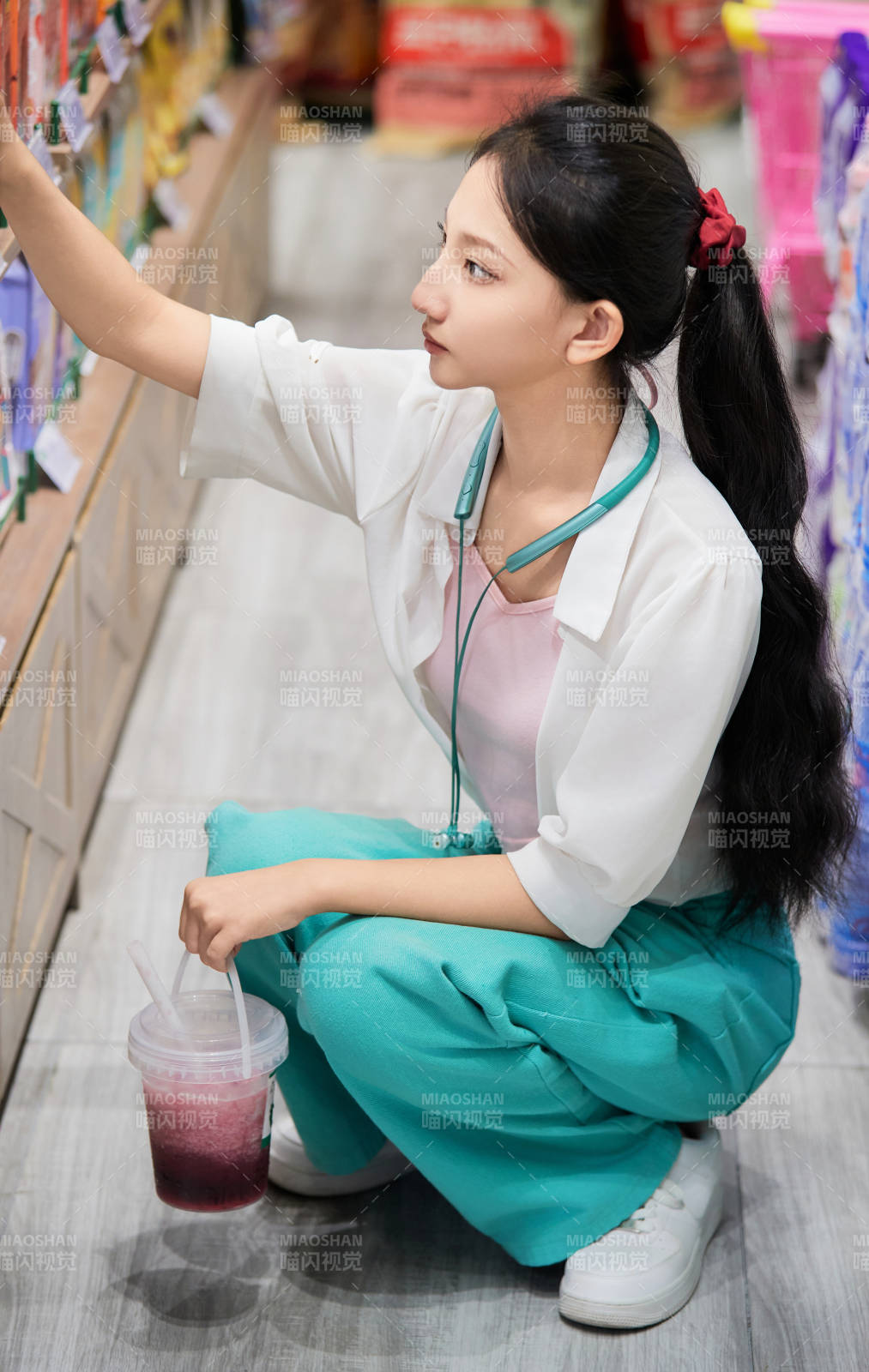 假日悠閑逛商場的中國少女