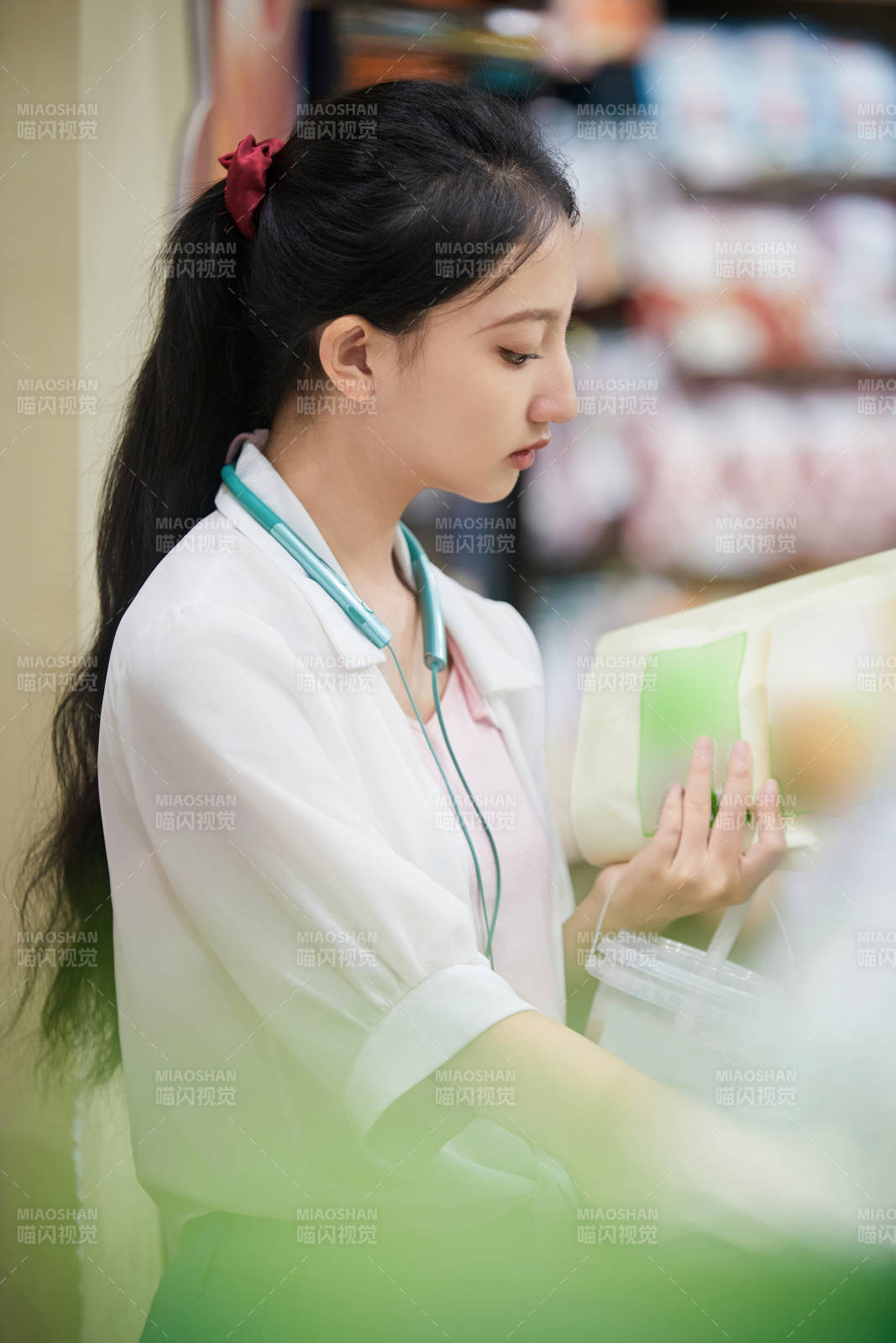 假日悠閑逛商場的中國少女