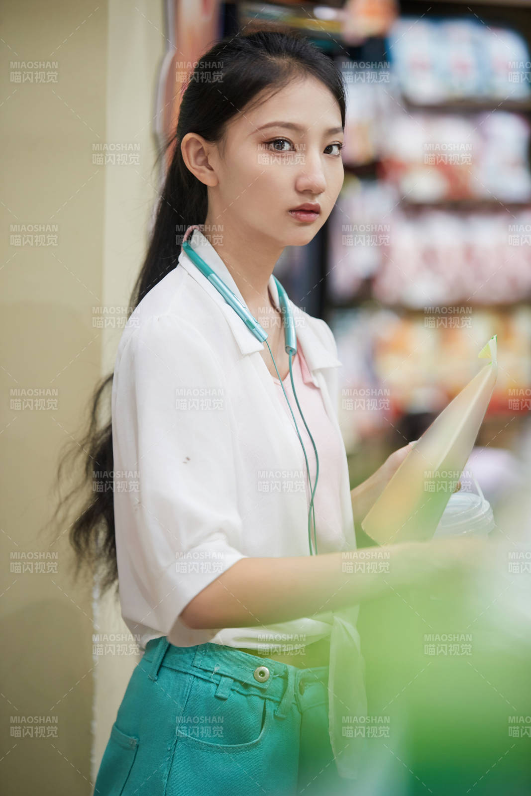 假日悠閑逛商場的中國少女