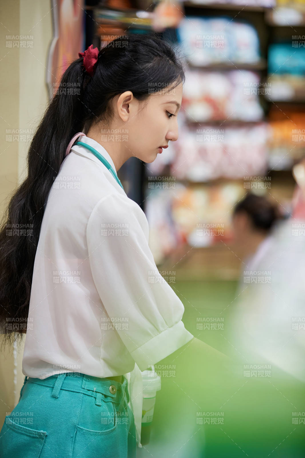 假日悠閑逛商場的中國少女