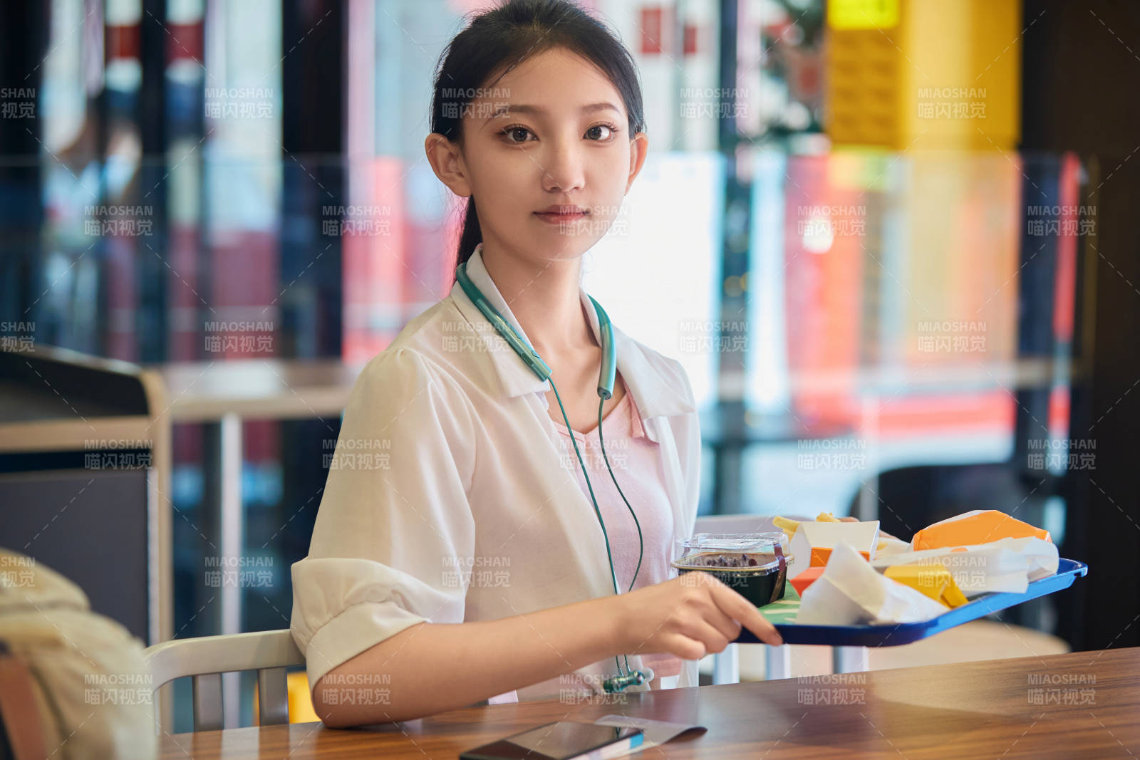 在商场快餐厅大吃特吃的中国可爱少女人像