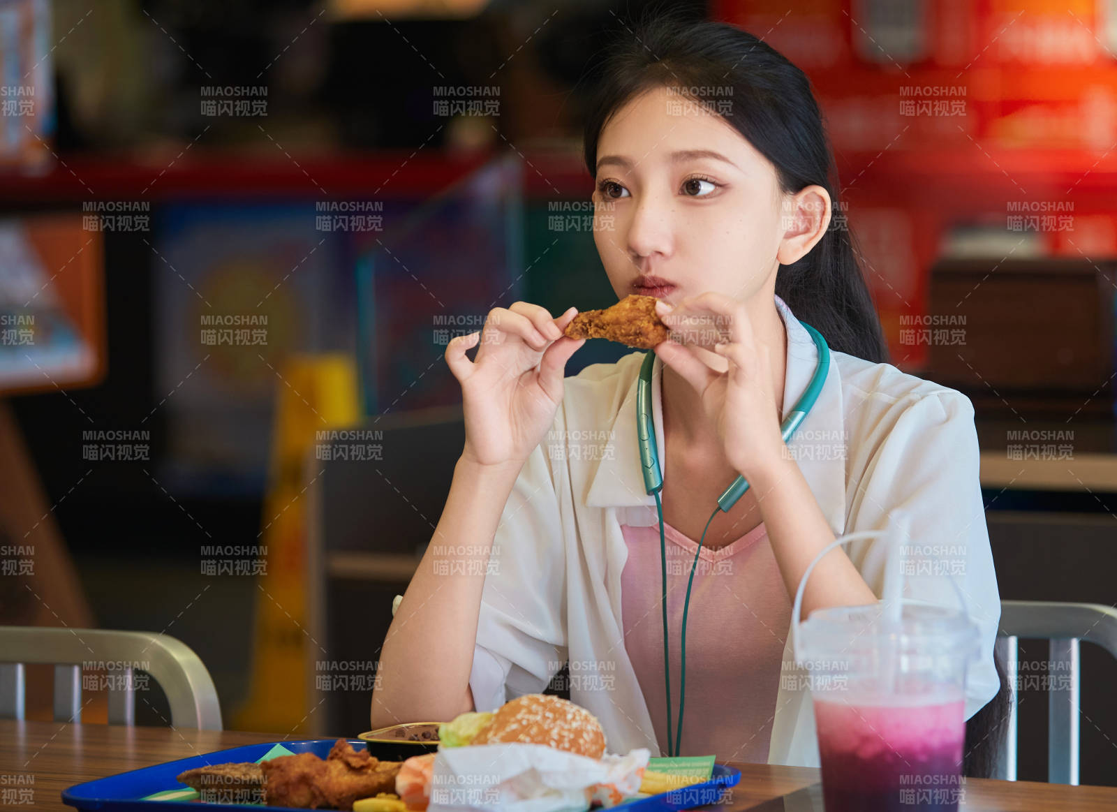 在商場快餐廳大吃特吃的中國可愛少女人像