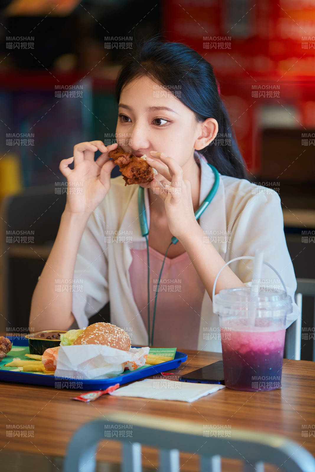 在商場快餐廳大吃特吃的中國可愛少女人像