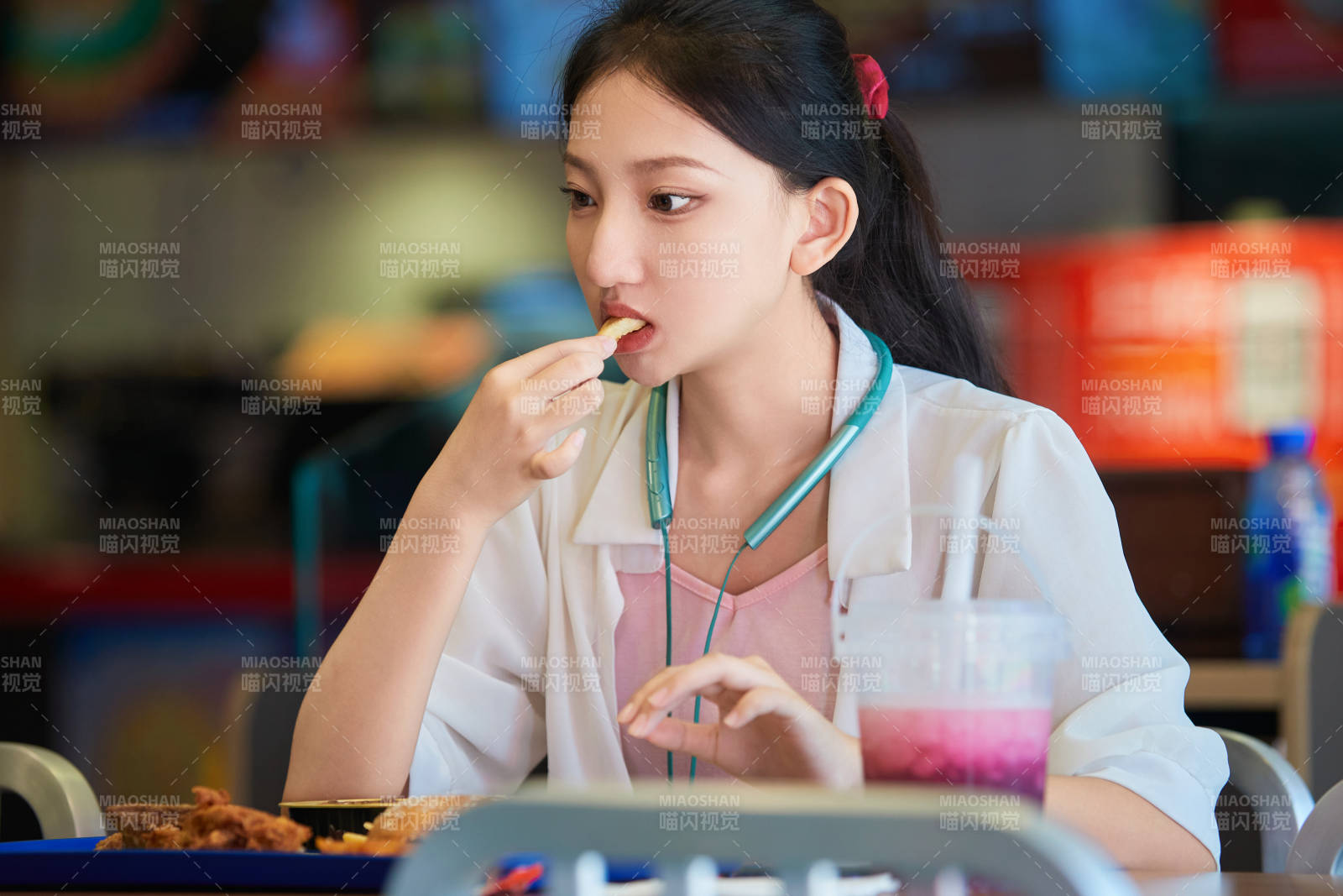 在商場快餐廳大吃特吃的中國可愛少女人像